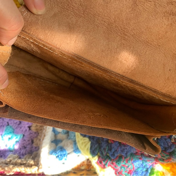 Vintage tooled leather crossbody bag with flower design and adjustable strap - Picture 3 of 9